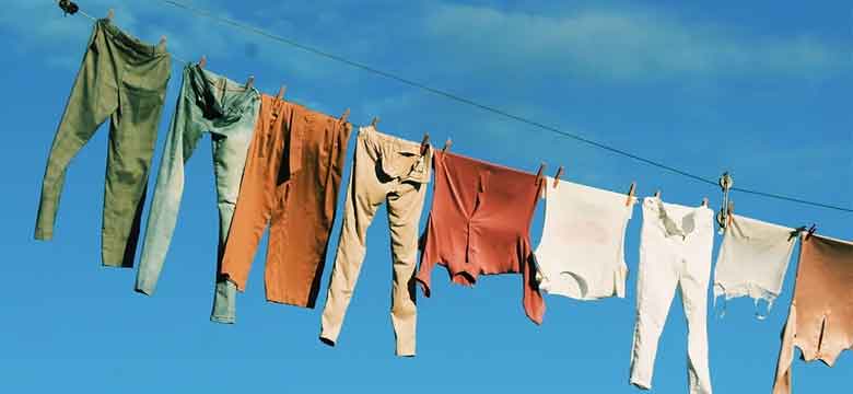 آویزان کردن لباس ها پس از خشک کردن در لباسشویی